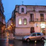 Ritorniamo su via Ponte al termine della quale si erge una grande edicola votiva che contiene due teche di vetro nelle quali sono conservati gli affreschi di due madonne: �I mad�nnedd � (�le madonnine�)